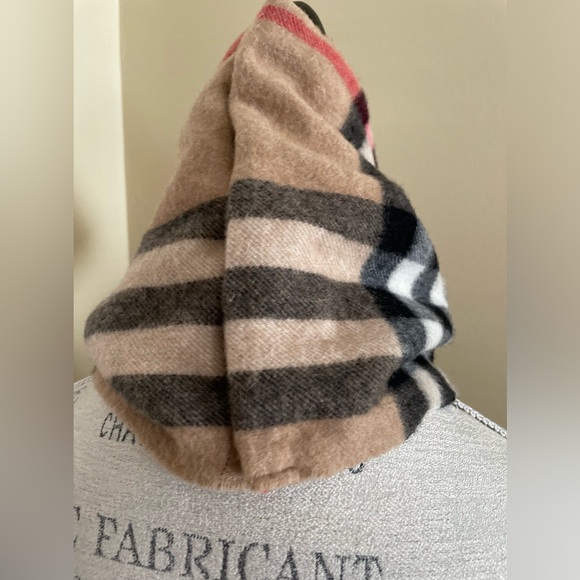 Burberry scarf - Picture 7 of 9